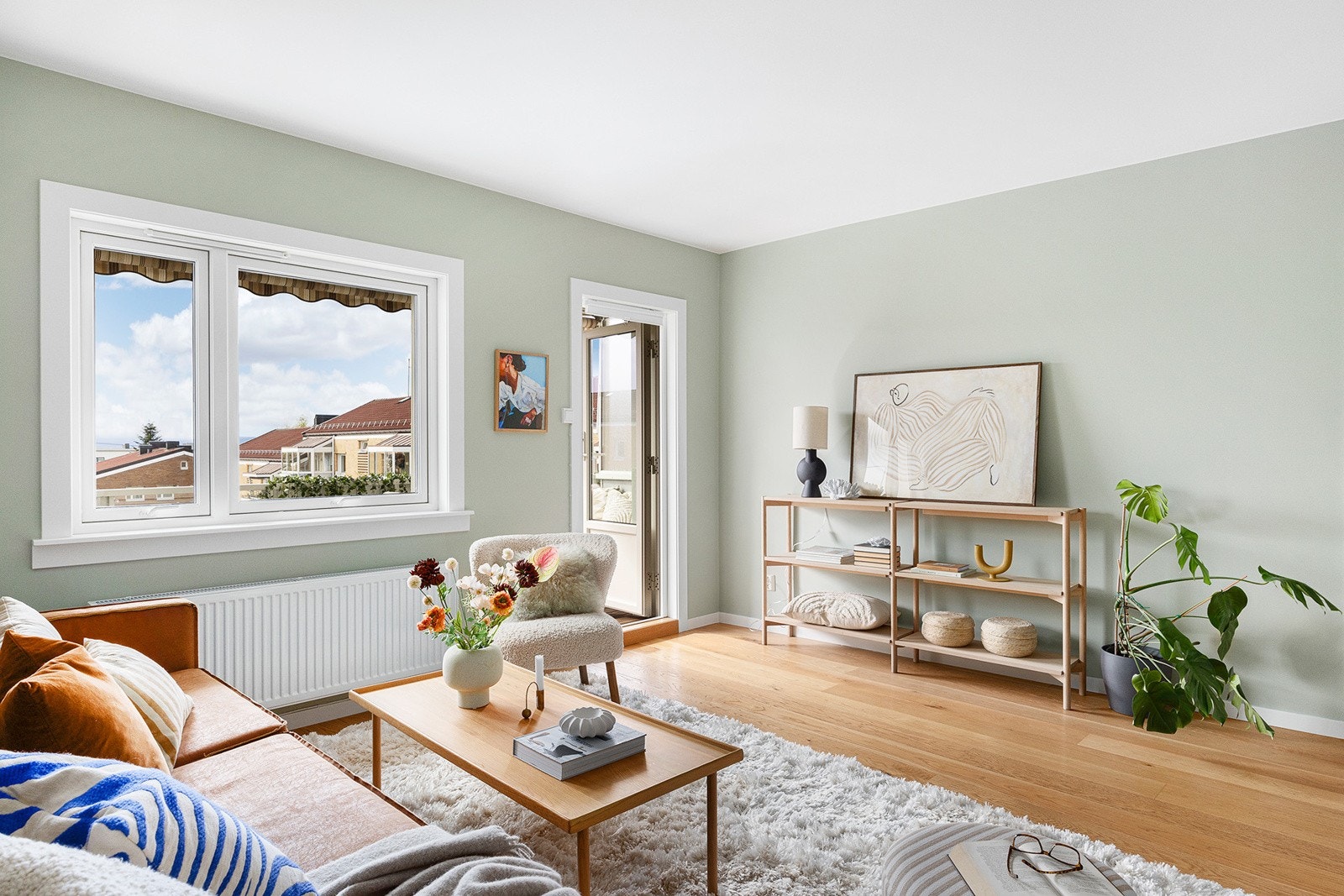 Stue med adkomst til balkong. Galleribilde