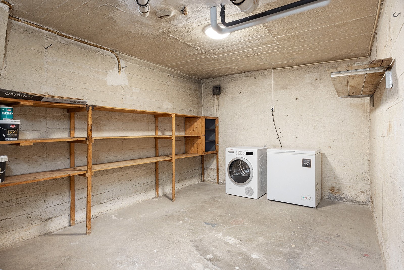 1 romslig kjellerbod på 13 m² med egen strømkurs. Strøm i kjellerboden er inkl. i felleskostnadene. Galleribilde