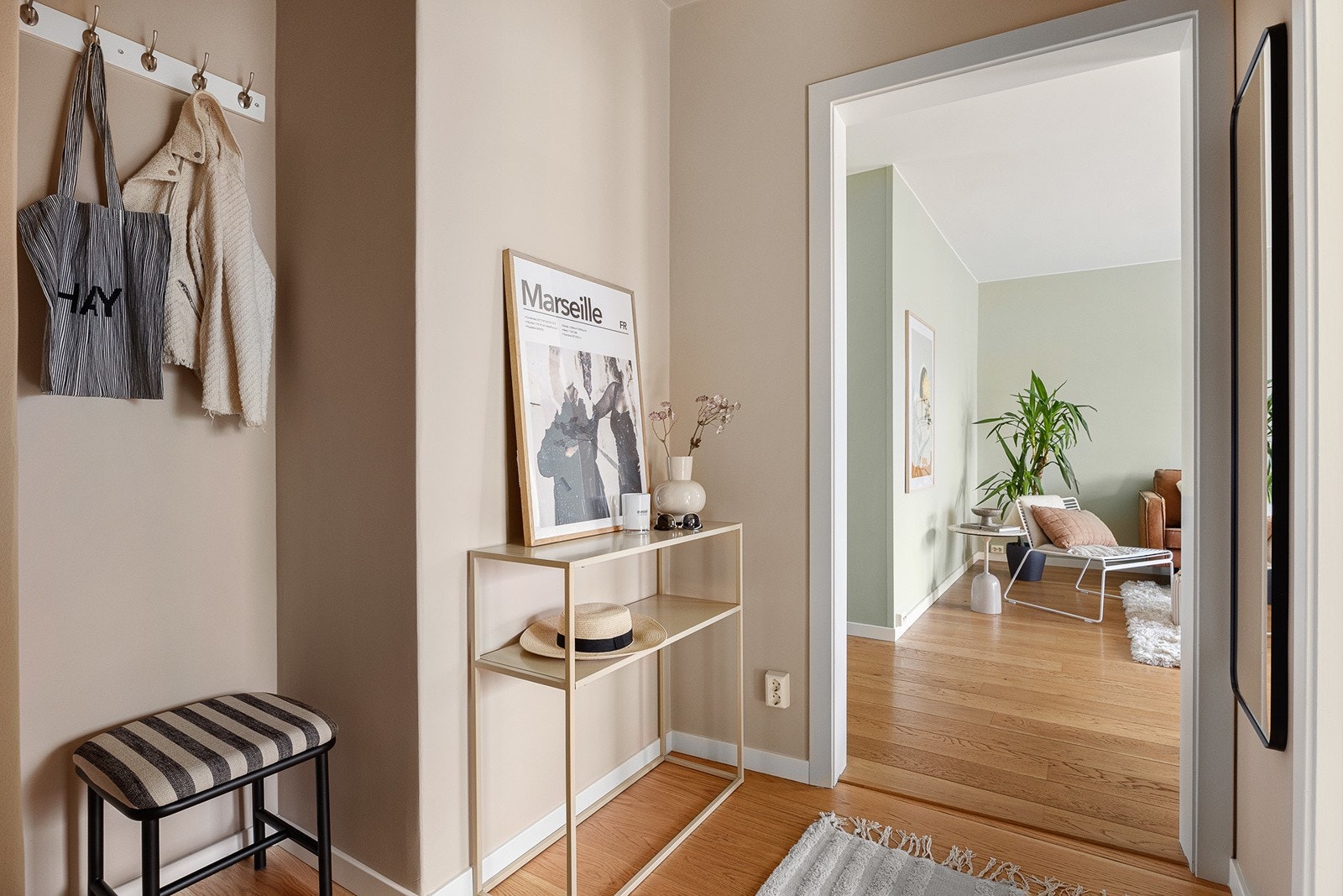 Entré med plass til sko og oppheng av yttertøy. Galleribilde