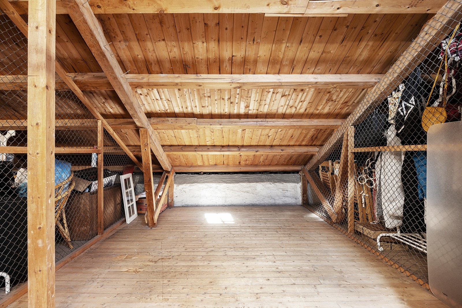 1 romslig loftsbod 7 m². Totalt gulvareal (GUA) på 12m². Galleribilde