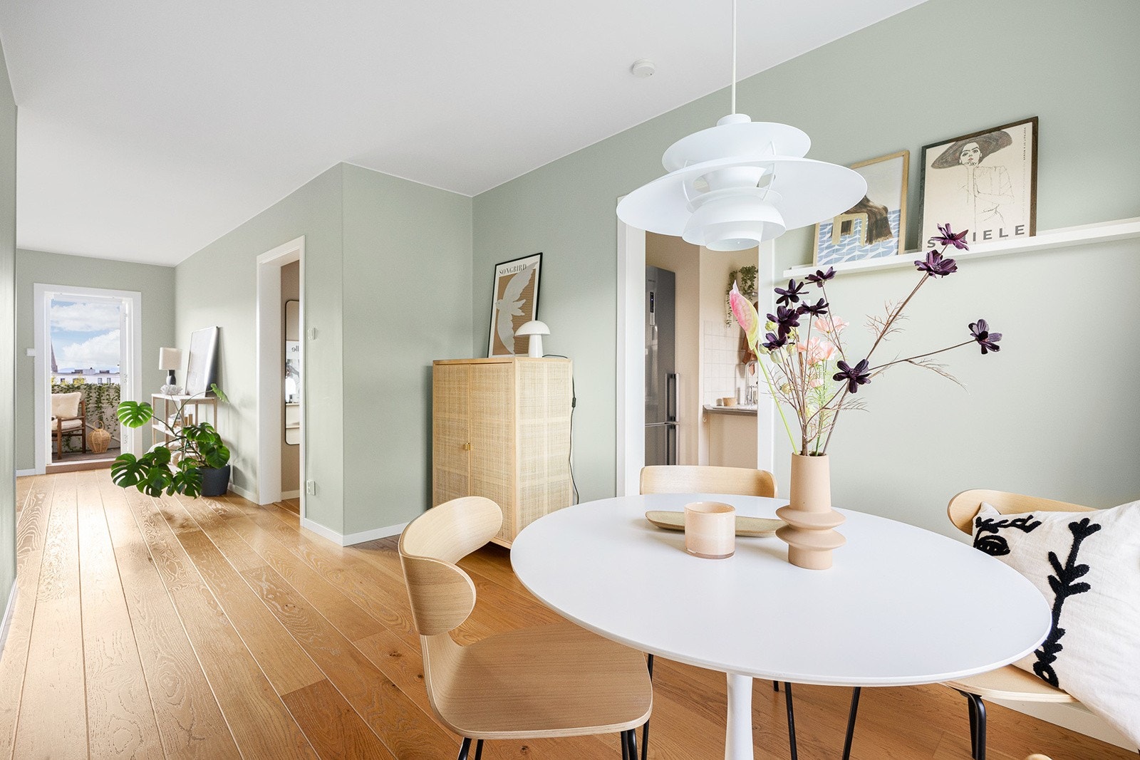 Enstavs eikeparkett fra 2013 i alle rom. Galleribilde