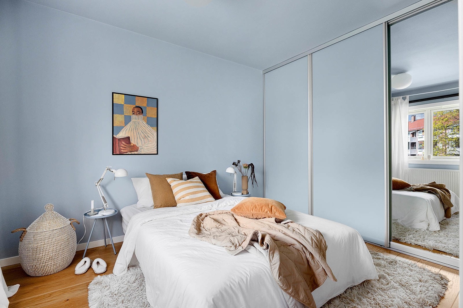 Soverom 1 med stor, praktisk skyvedørsgarderobe. Galleribilde
