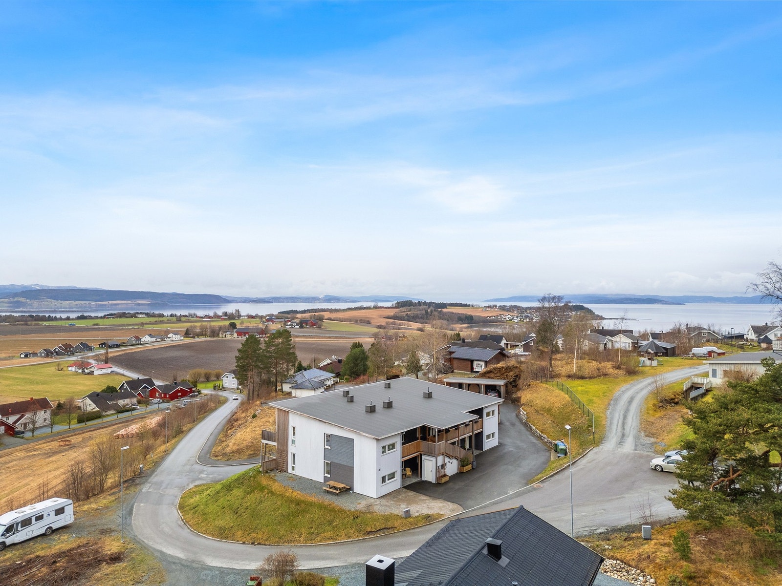 Leiligheten ligger flott til i Leklemsåsen, med nærhet til barnehager, skoler, butikker og offentlig kommunikasjon. Flotte tur områder med en av Norges beste golfbane i nærheten. Galleribilde