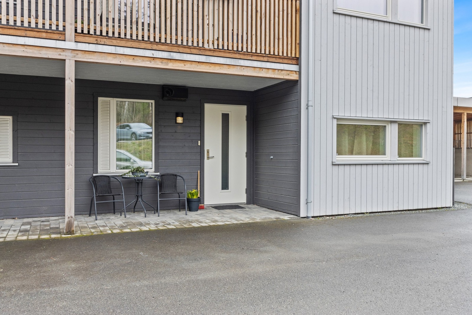 Inngangsparti med plass til en mindre sittegruppe. Galleribilde
