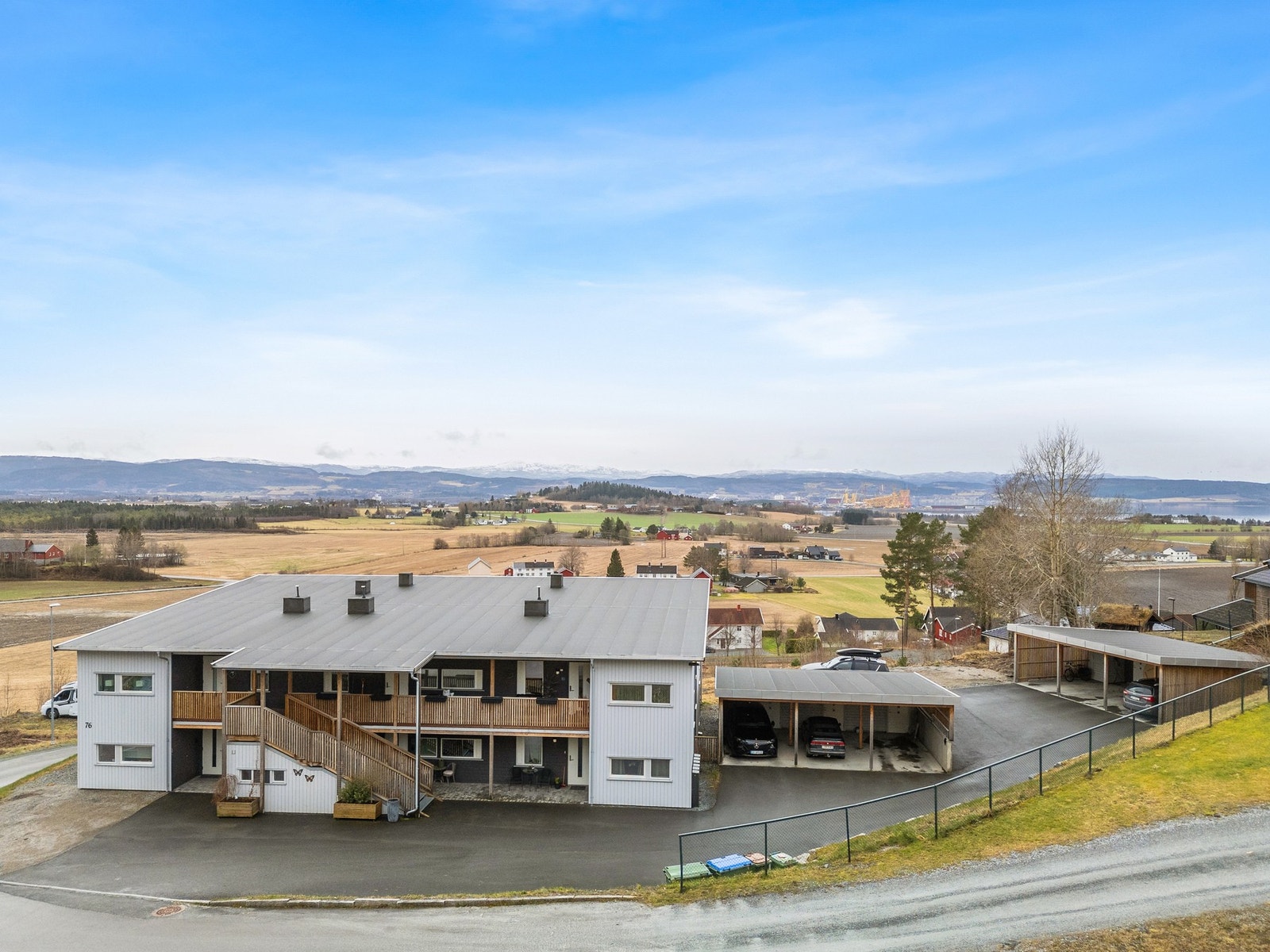 Parkering i carport, samt følger det med egen sportsbod med leiligheten. Det er montert el-billader i carport. Galleribilde