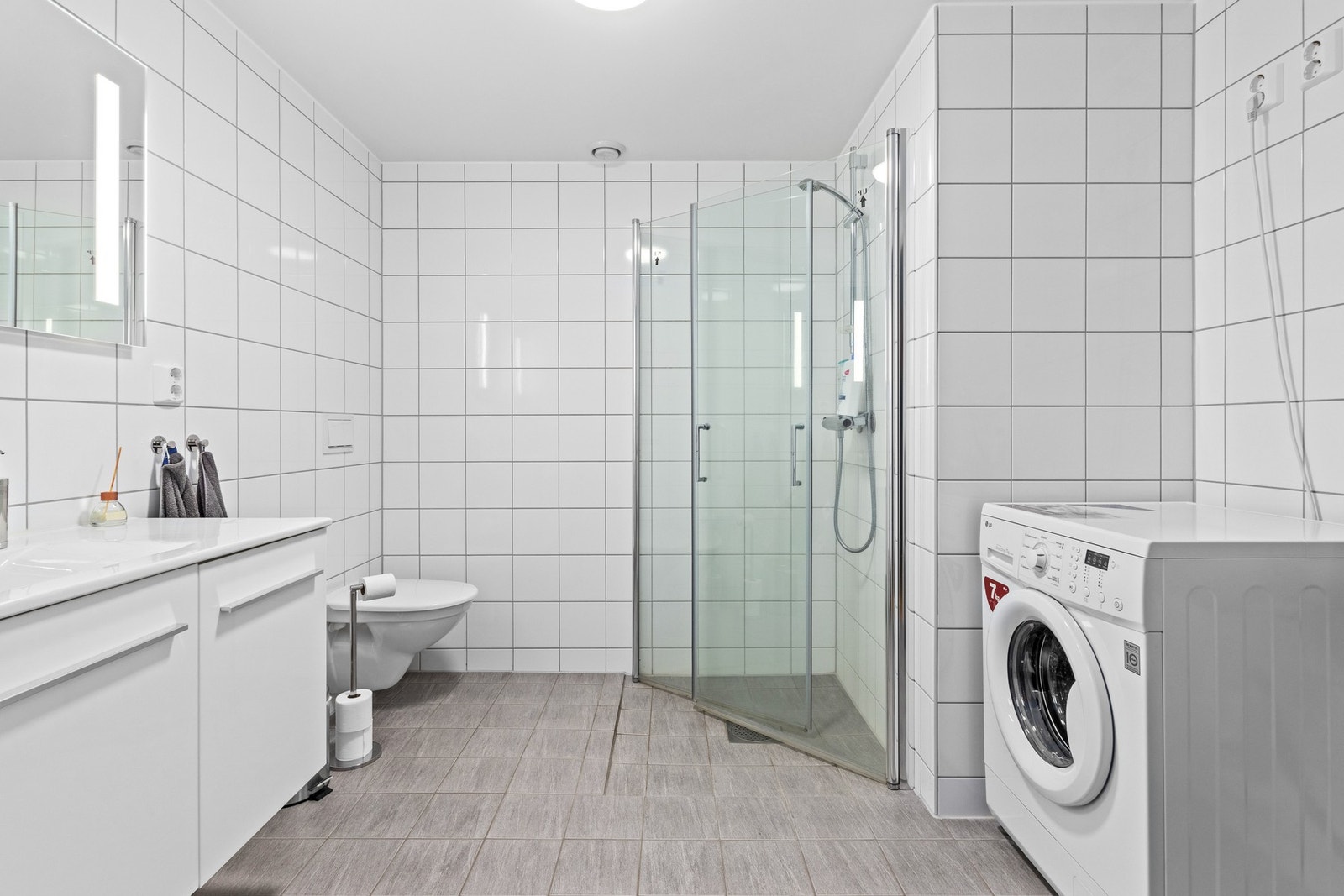 Stilrent, pent og romslig bad - badet er flislagt og har gulvvarme. Galleribilde