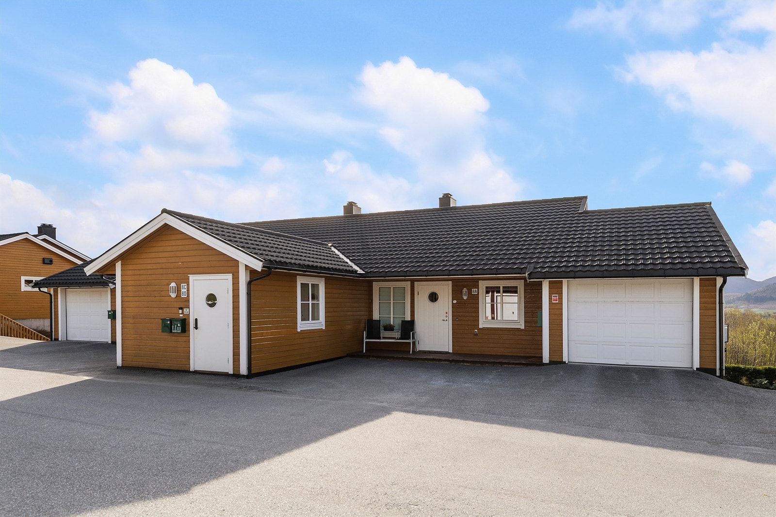 Det er adkomst til leiligheten fra fellesgang/entré i 1. etasje med trapp ned til underetasjen Galleribilde