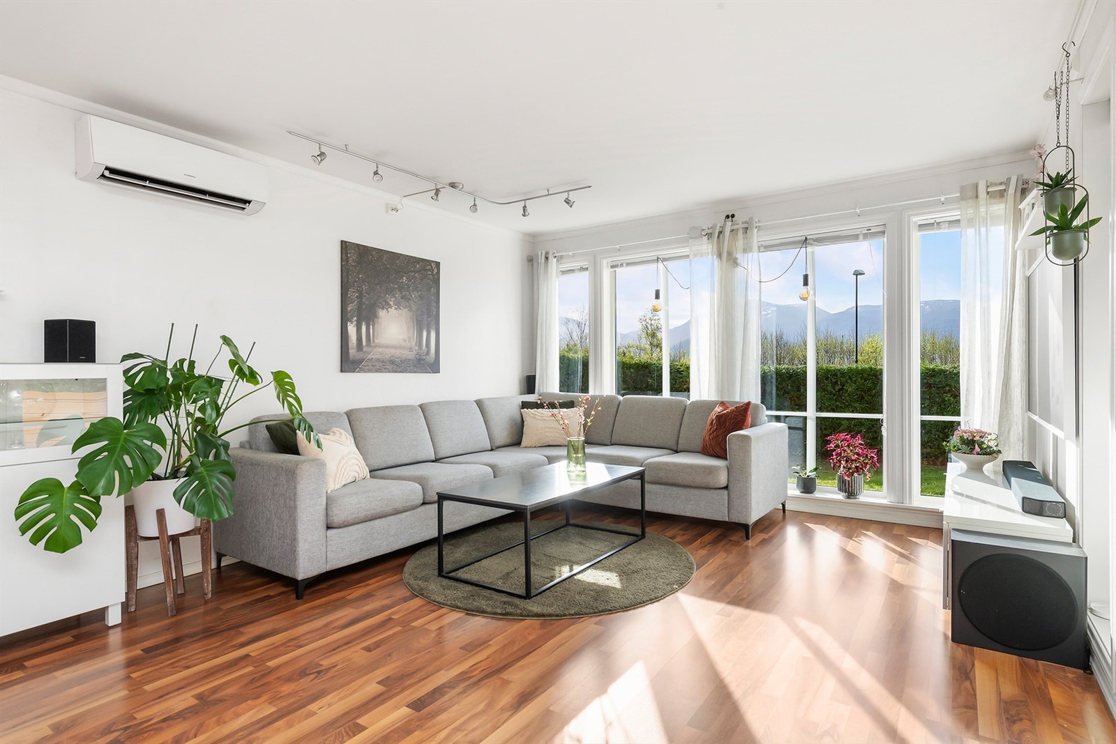 Lys stue med store vindusflater Galleribilde