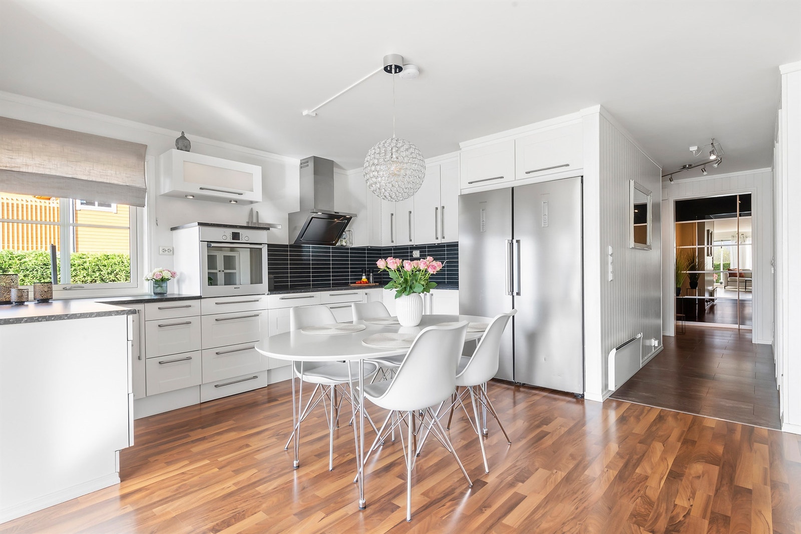 Stue og kjøkken er i åpen løsning med plass for spisebord Galleribilde