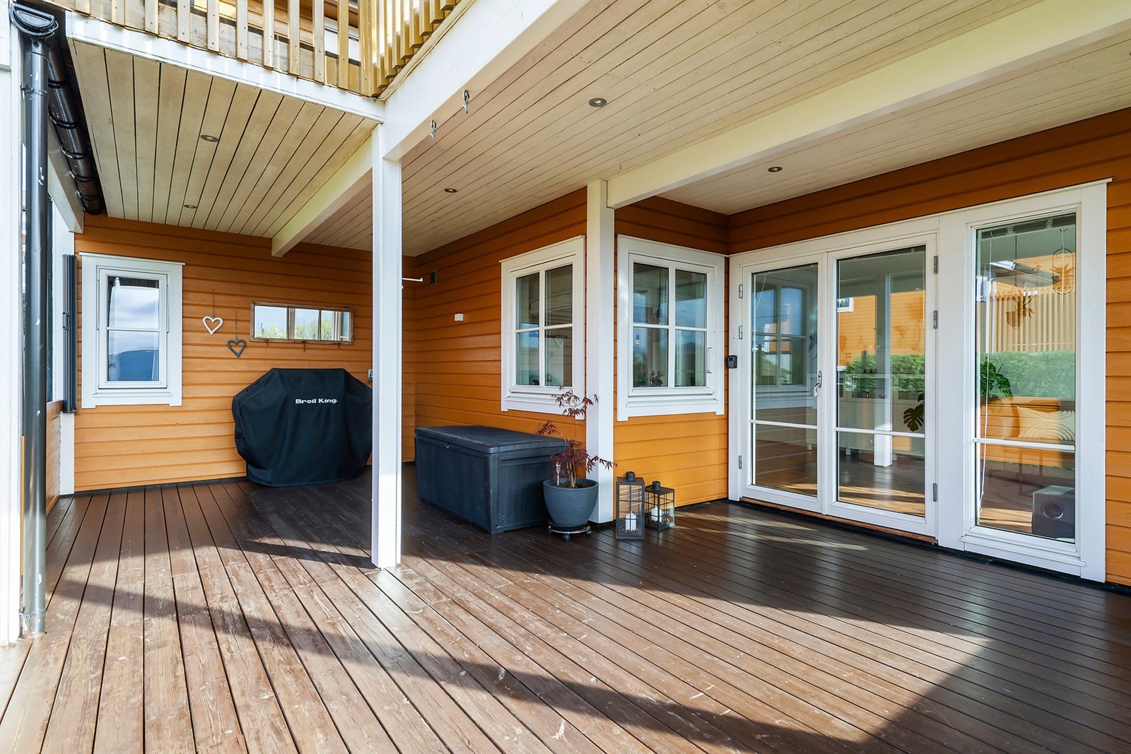 Trivelig terrasse som er delvis overbygd av veranda i etasjen over Galleribilde