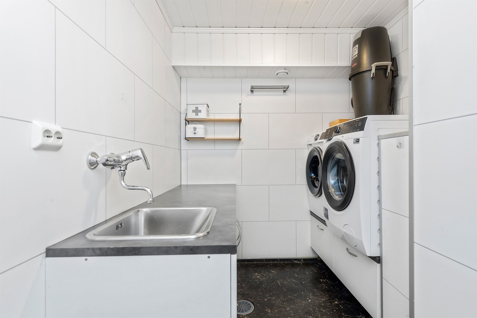 Vaskerom med innredning og opplegg for vaskemaskin Galleribilde