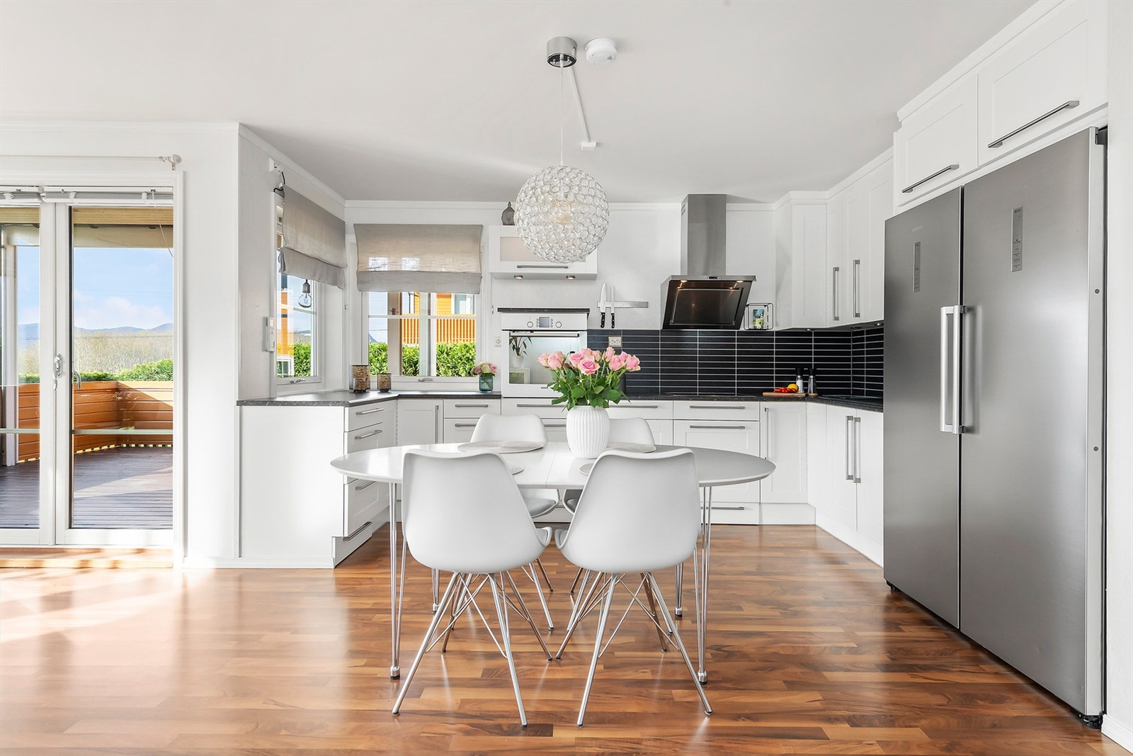 Kjøkkeninnredning med under- og overskap, profilerte fronter Galleribilde