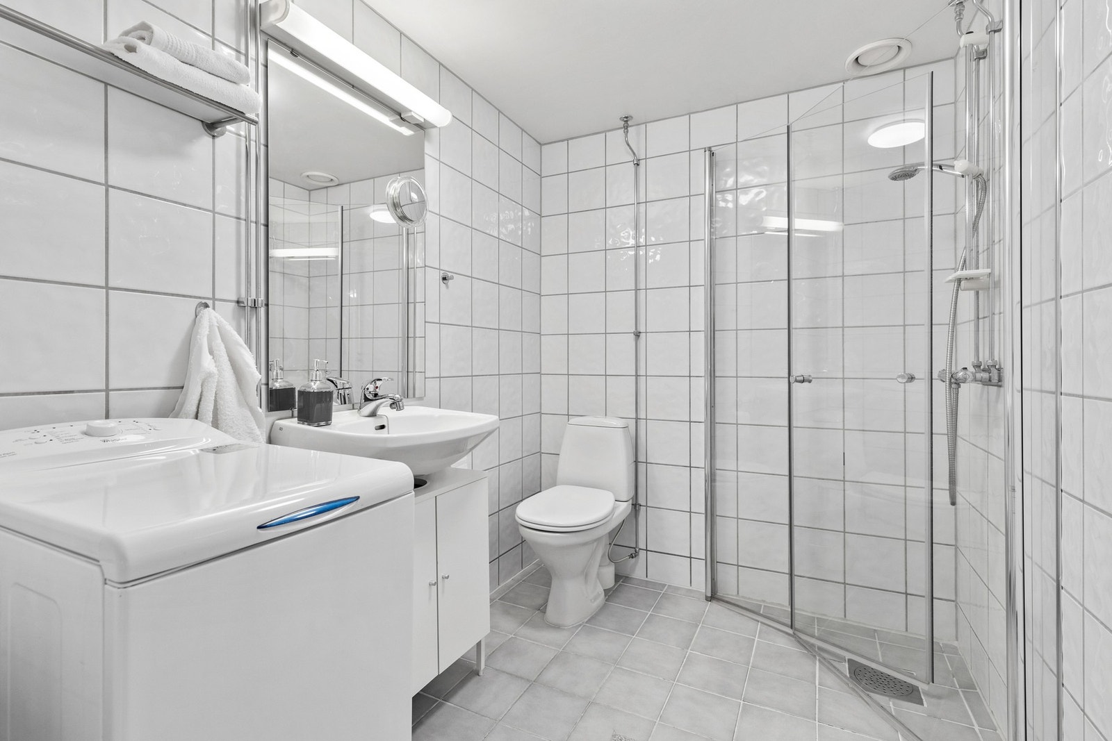 Helfliset bad fra byggeår med gulvvarme og malte flater i himling Galleribilde