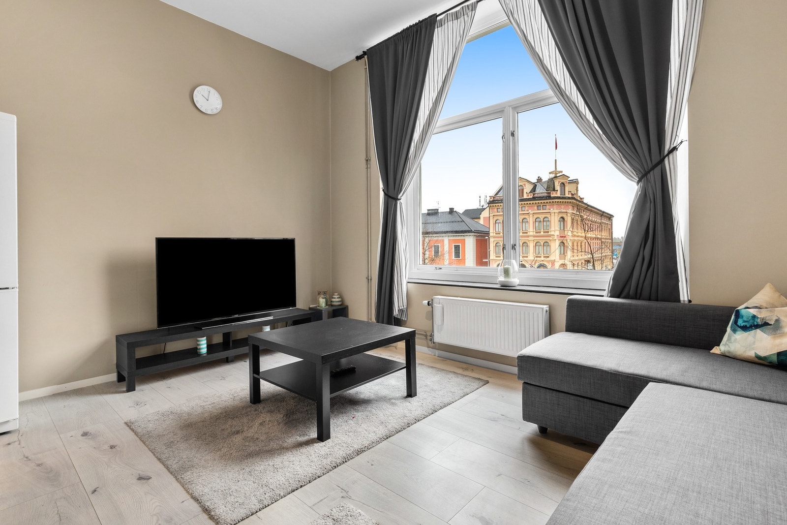 Rommet har slette, lyse vegger og laminat på gulv Galleribilde