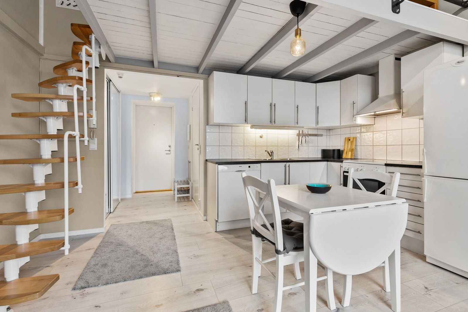 En trapp fra stuen fører opp til hems med soveplass, som har åpen løsning ned til oppholdsrommet Galleribilde