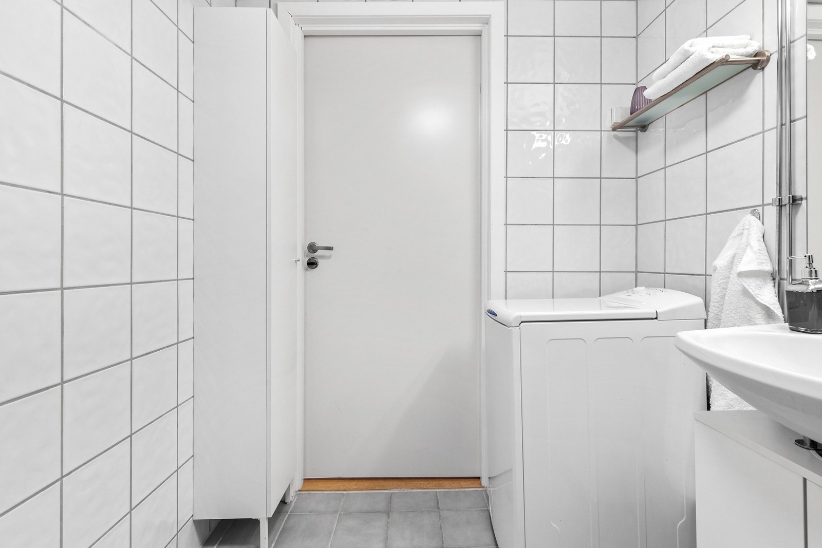 Det er opplegg for vaskemaskin og mekanisk avtrekk med ventil i himling Galleribilde