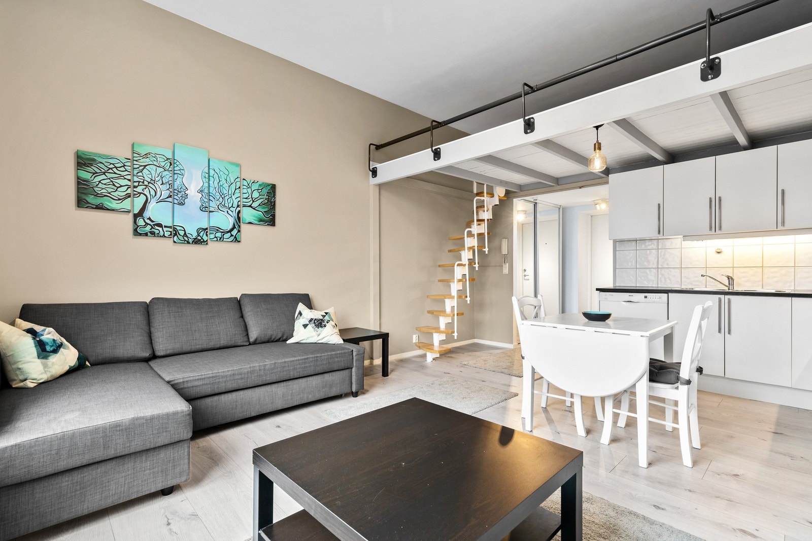 Det er også plass til spisebord i forbindelse med kjøkkenet Galleribilde