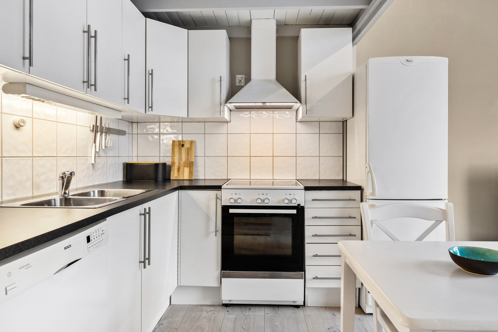 Over benkeplaten er det fliser på vegg, samt benkebelysning og stikkontakter Galleribilde