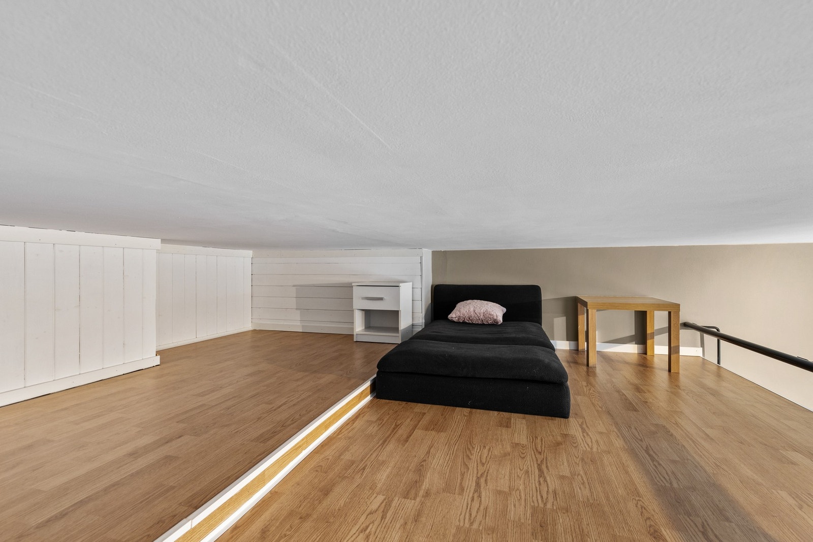 Her er det fin plass til både seng og kommode Galleribilde