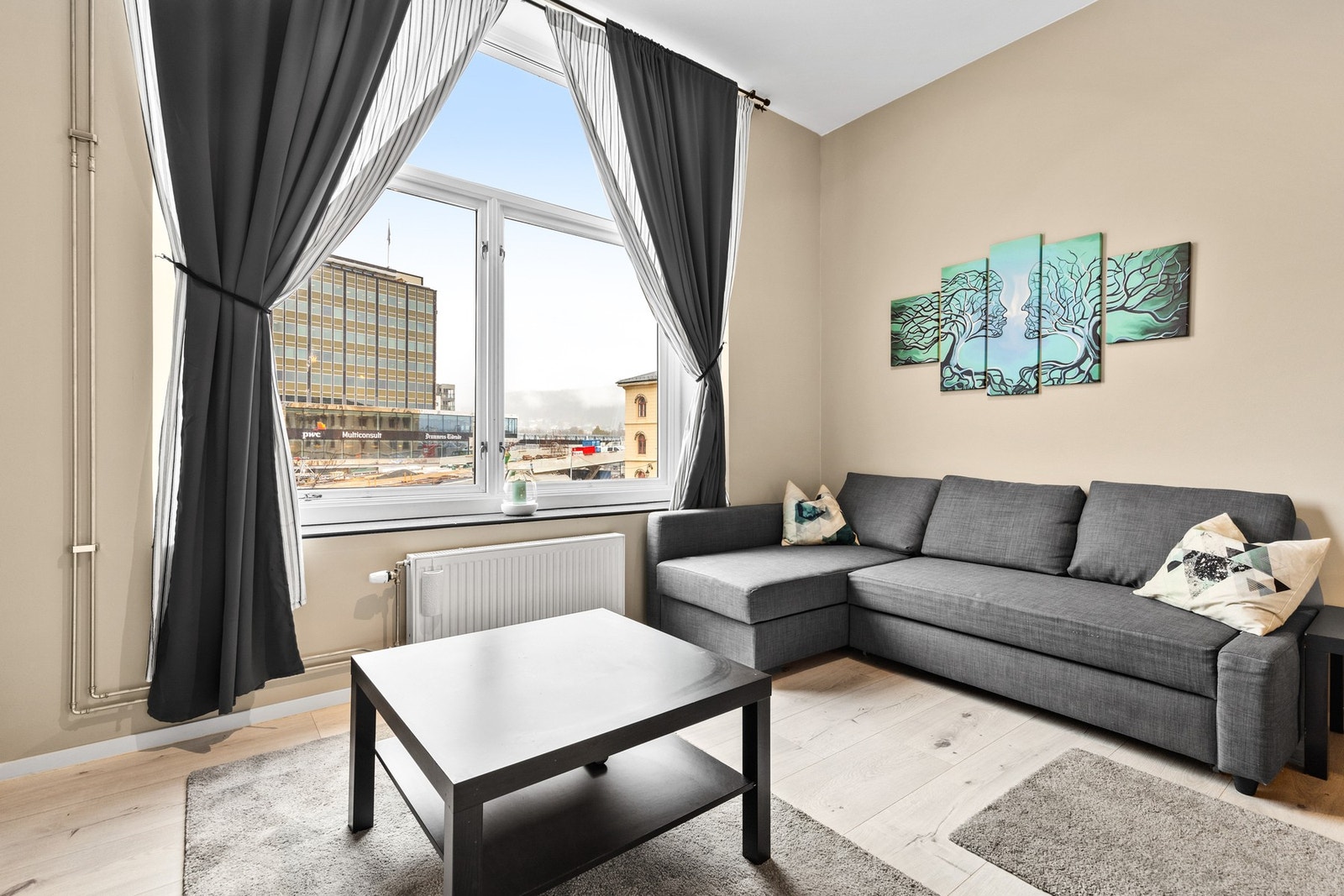 Det er fin plass til sofagruppe og annet møblement Galleribilde