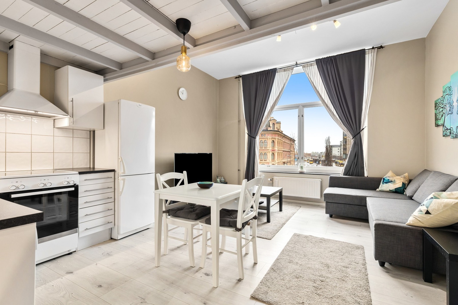 Lys og tiltalende stue med god takhøyde og store vindusflater som slipper inn rikelig med naturlig lys Galleribilde