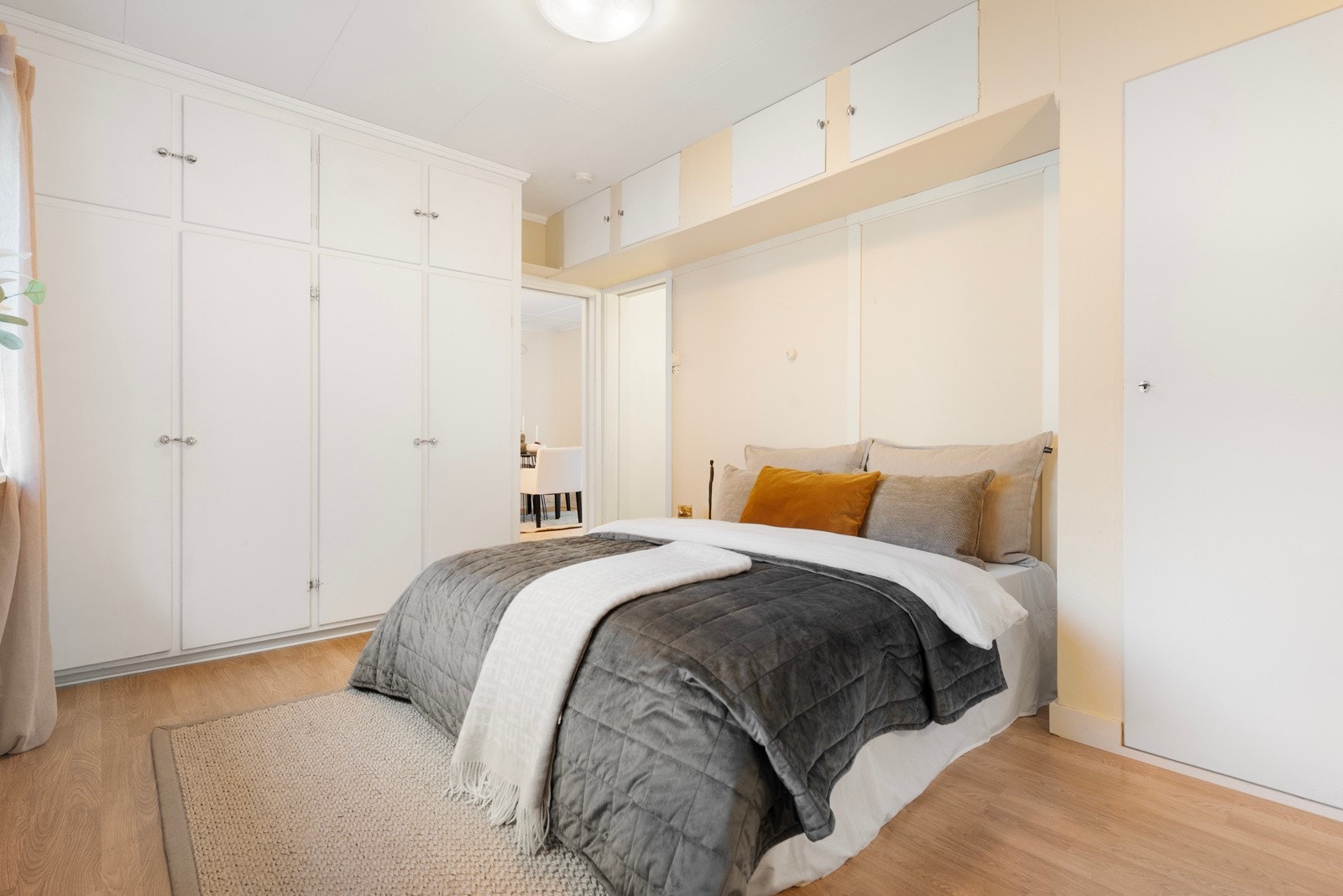 På hovedsoverommet har du god skapplass i et plassbygget skap, samt direkte adkomst til badet Galleribilde