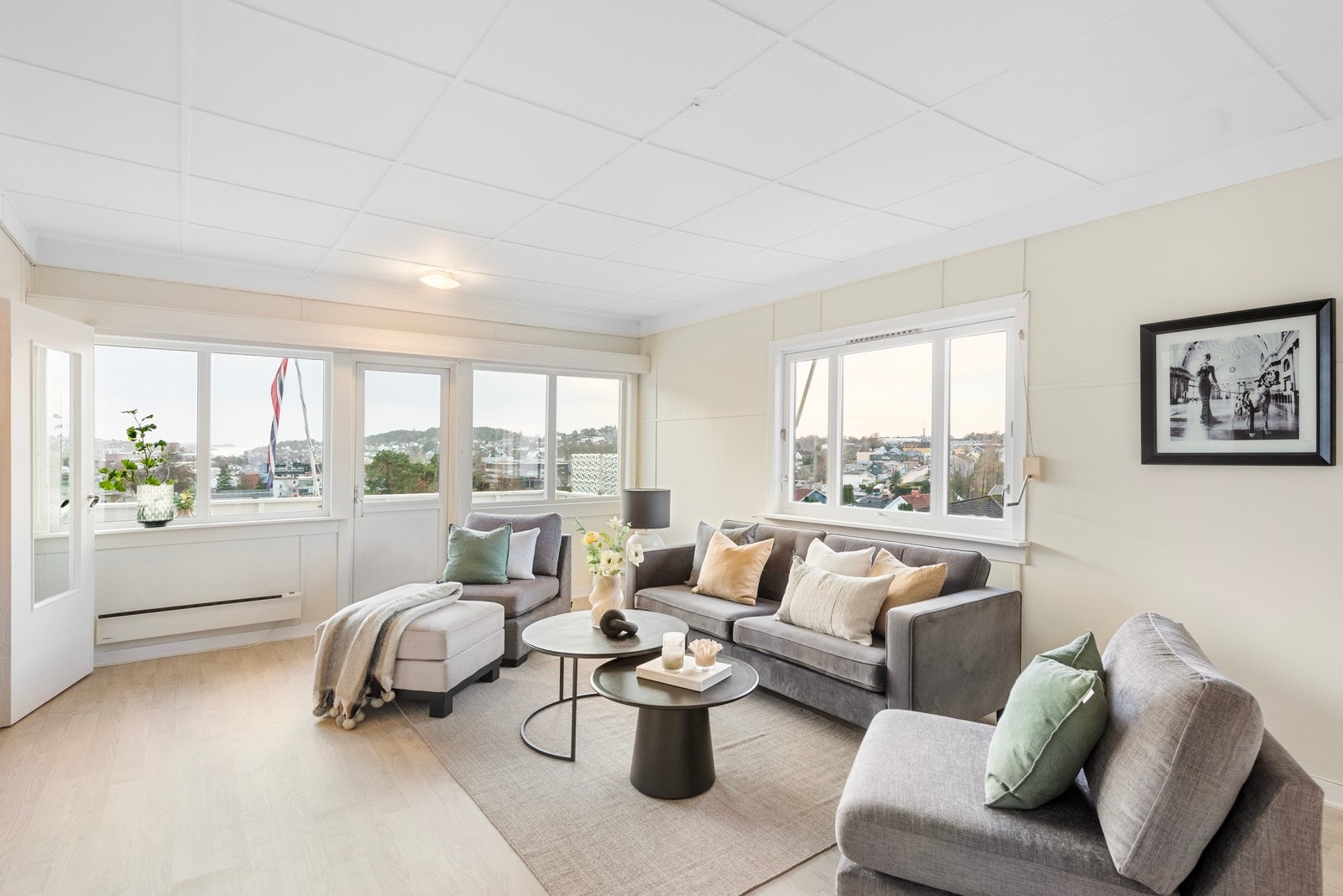 Fra stuen i 2.etasje har du en fantastisk utsikt mot Sandefjord og Sandefjordsfjorden i det fjerne Galleribilde