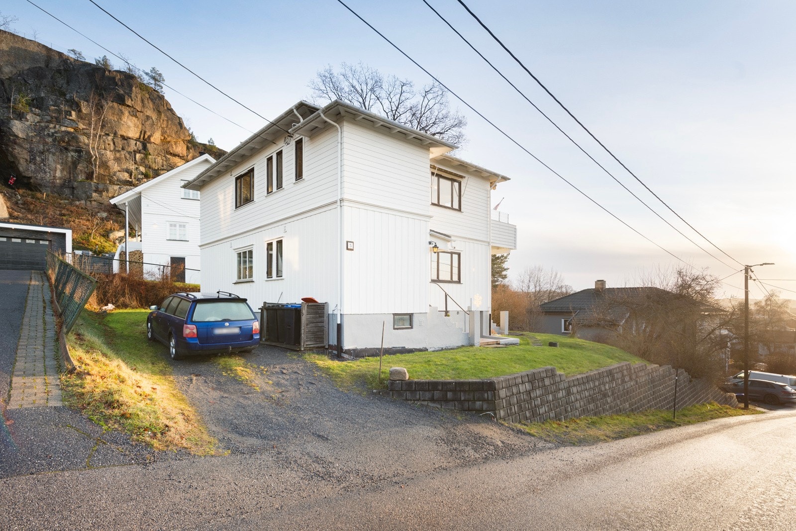Huset ligger fint til på en høyde med plass til parkering i innkjørsel Galleribilde