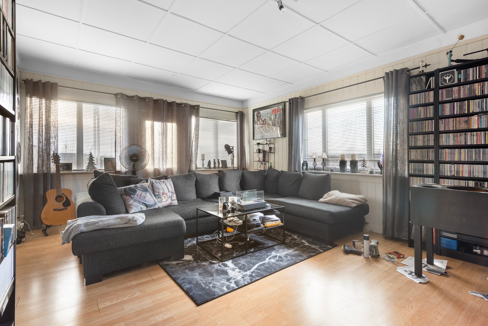 Planløsningen i 1. etasje er lik som i 2. etasje, med en romslig stue som har store vindusflater og godt lysinnslipp Galleribilde