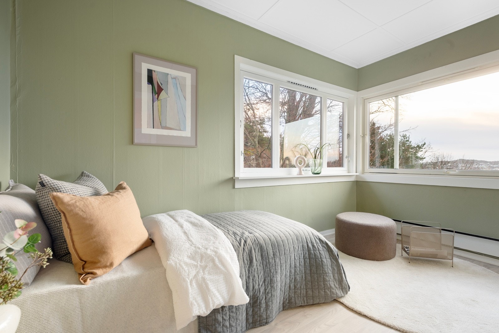 På det minste soverommet har du en nydelig og behagelig farge, samt store vinduer som dekker hele hjørnet og slipper inn mye naturlig lys Galleribilde