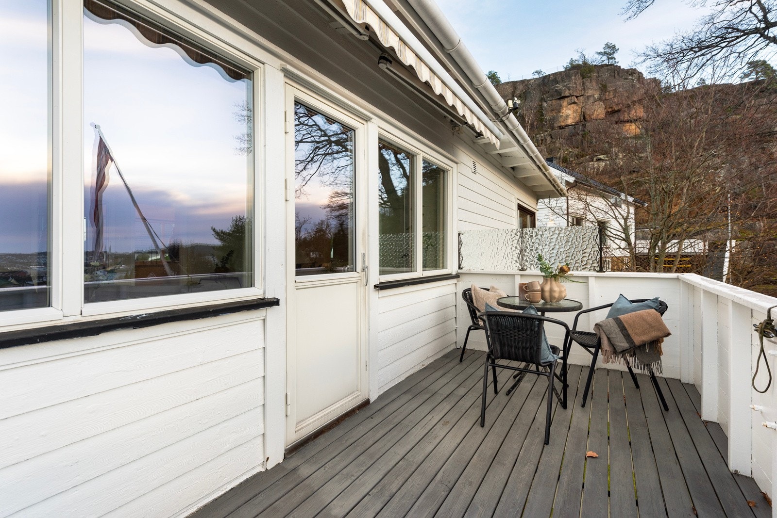 Balkongen er 8 m2 og har fin plass til en liten loungegruppe Galleribilde