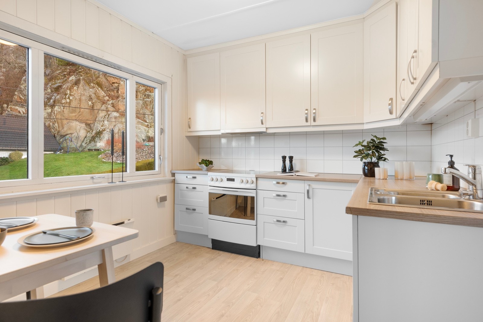 På kjøkkenet har du lyse, tidløse profilerte fronter som gir et elegant og klassisk preg Galleribilde