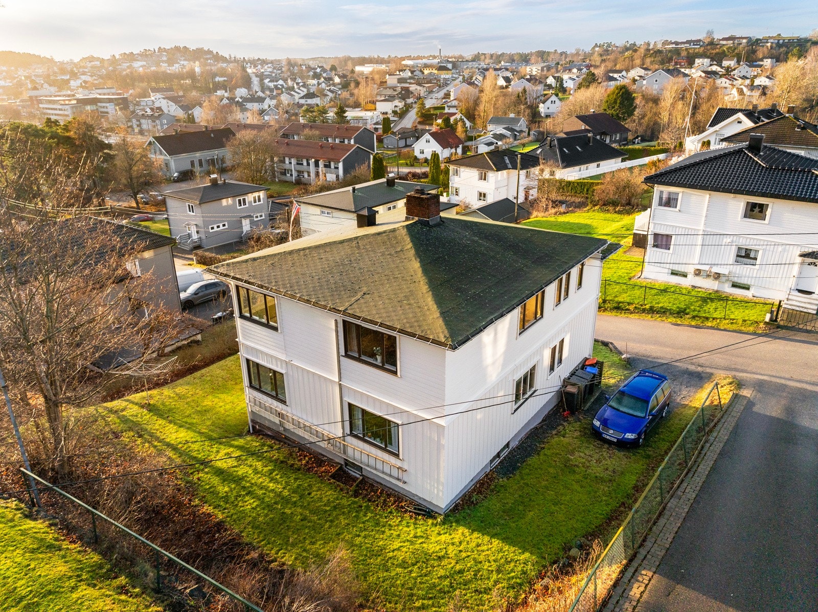 Med hage rundt hele huset er det god plass for lek og morro Galleribilde