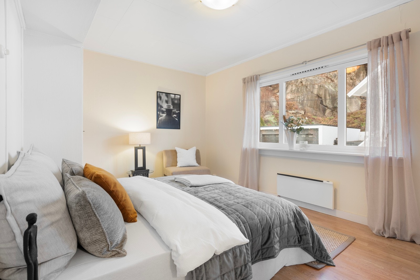 Begge soverommene i leiligheten har adkomst fra spisestuen Galleribilde