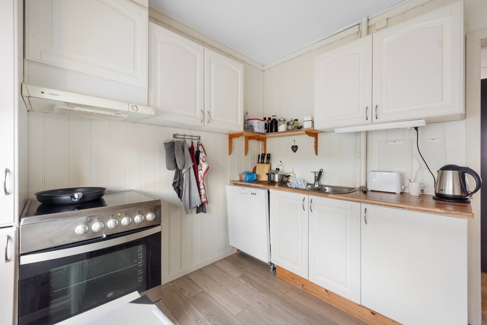 Her er det plass til frittstående hvitevarer, samt ekstra kjøkkeninnredning hvis du ønsker å oppgradere og tilpasse kjøkkenet etter behov Galleribilde