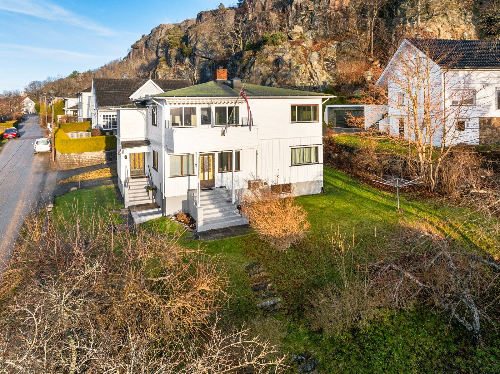 En fin og horisontaldelt tomannsbolig i et veletablert nabolag, perfekt for deg som ønsker både fellesskap og privatliv Galleribilde