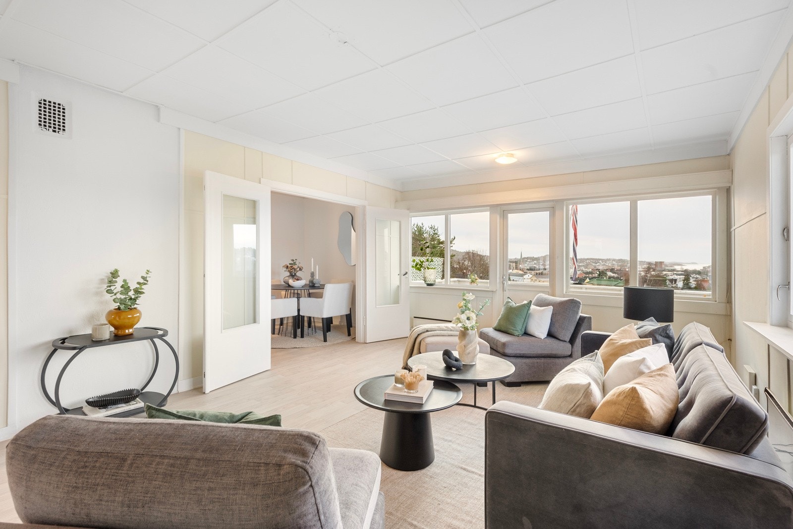 De store vindusflatene slipper lyset inn, og med en god planløsning kan du ha stue og spisestue separat Galleribilde