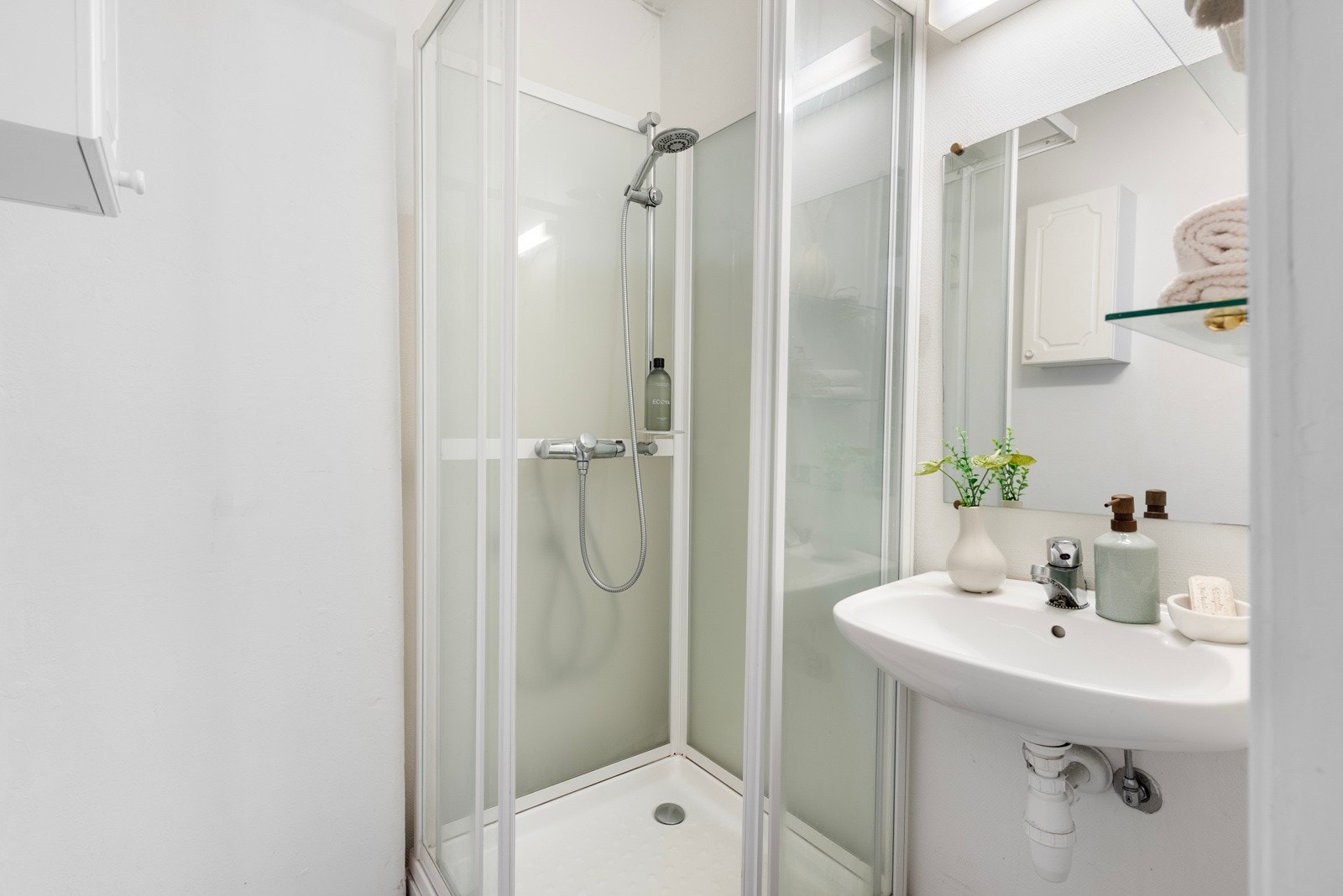 Badet er enkelt innredet med dusjkabinett og servant. Det er separat toalett ved entreen. Galleribilde