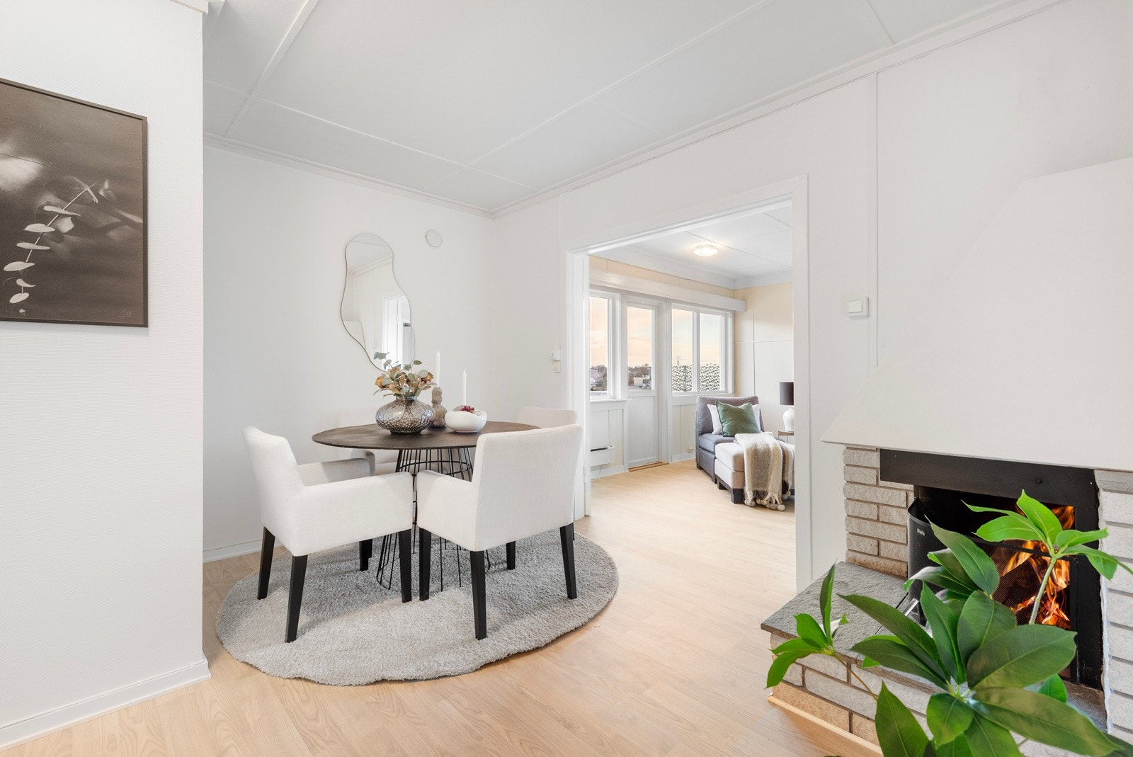 I spisestuen finner du en koselig peis fra 80-tallet, som gir rommet en varm og nostalgisk atmosfære Galleribilde