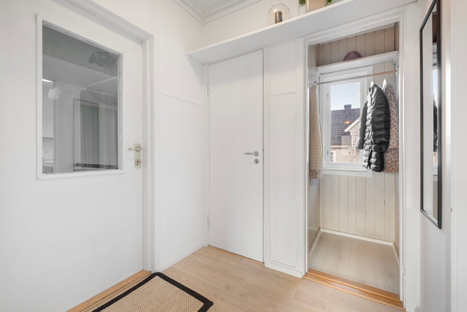 I entreen har du god plass til ekstra klesoppbevaring i tillegg til adkomst til det som kan være en fint garderoberom Galleribilde