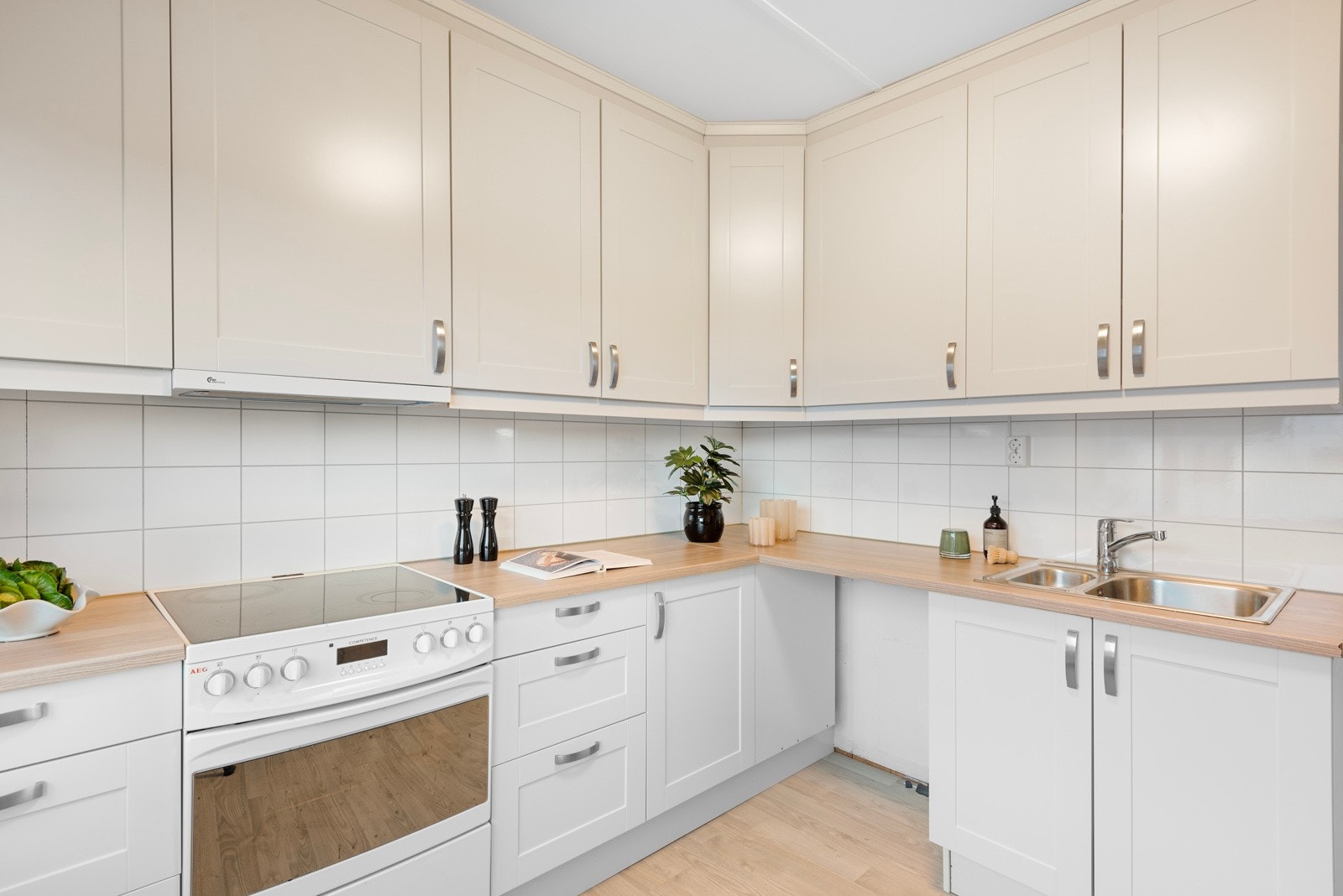 På kjøkkenet finner du god skapplass og plass til frittstående hvitevarer, som gir både funksjonalitet og fleksibilite Galleribilde