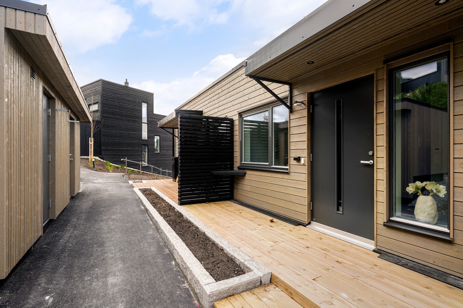 Inngangspartiet med tilhørende bod rett på utsiden. Galleribilde