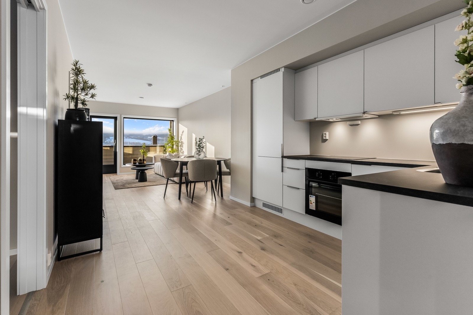 Åpent stue/kjøkkenløsning med plass til møblering av ulike soner. Galleribilde