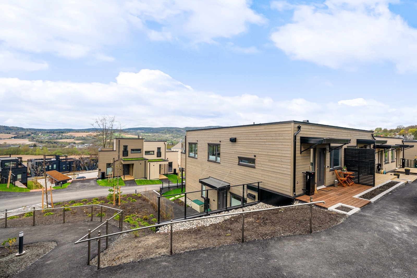 Hyggelige fellesarealer med ulike lekemiljøer for barn. Galleribilde