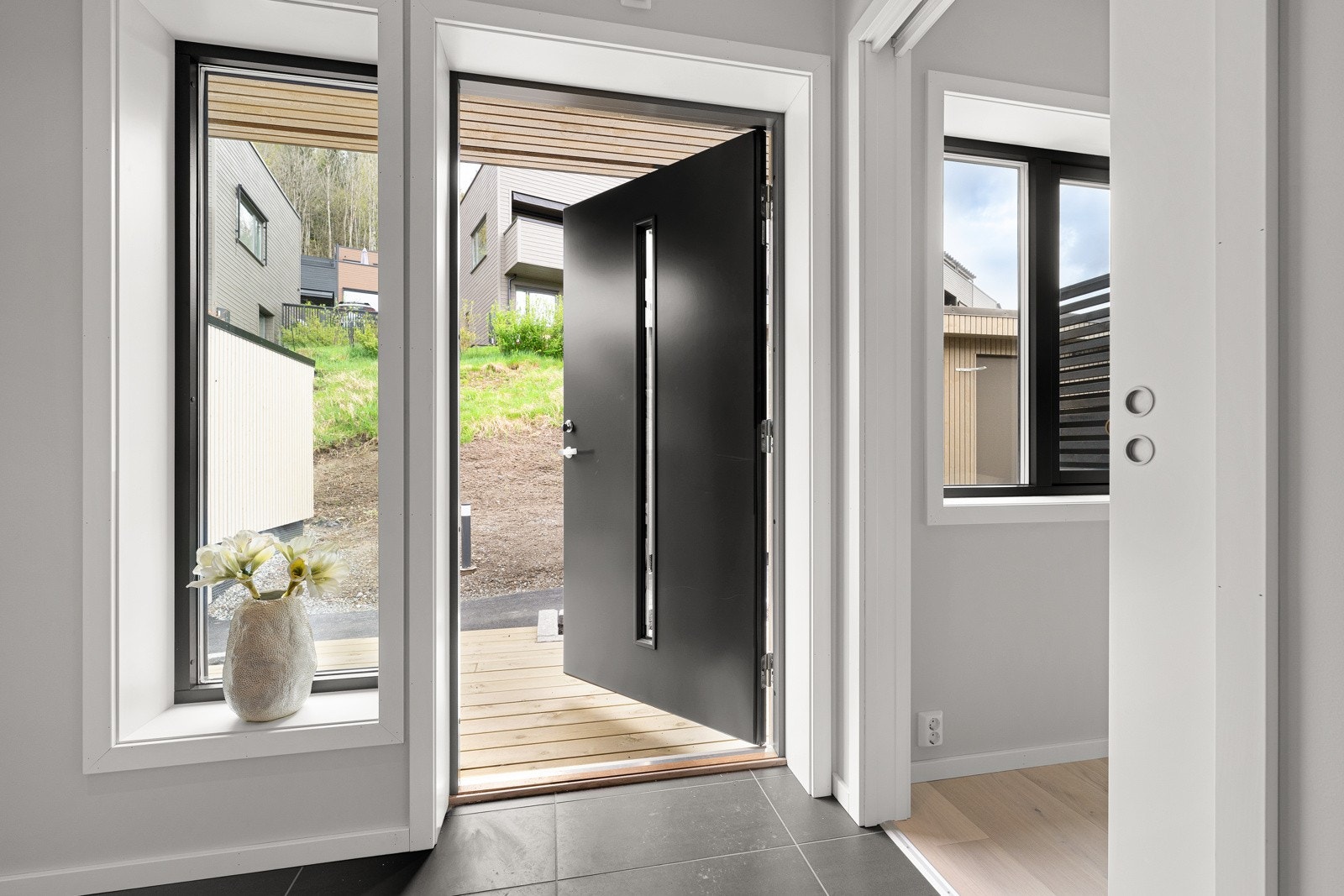 Leiligheten ligger fint til i øverste etasje med inngang fra bakkeplan. Galleribilde