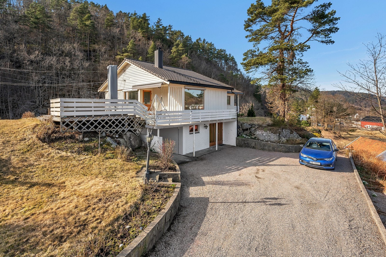 Rikelig med parkeringsplass på tomten samt carport Galleribilde