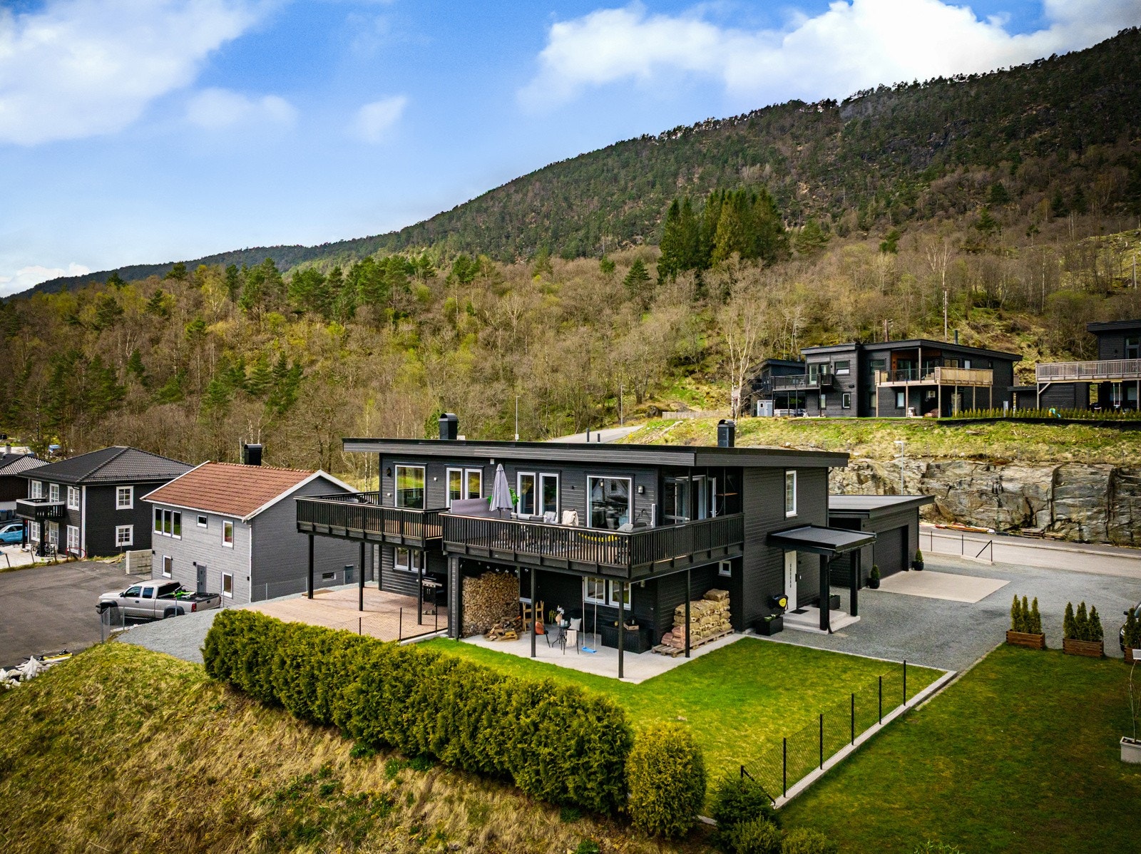 Tøff tomannsbolig med flotte uteområder og stor garasje. Galleribilde