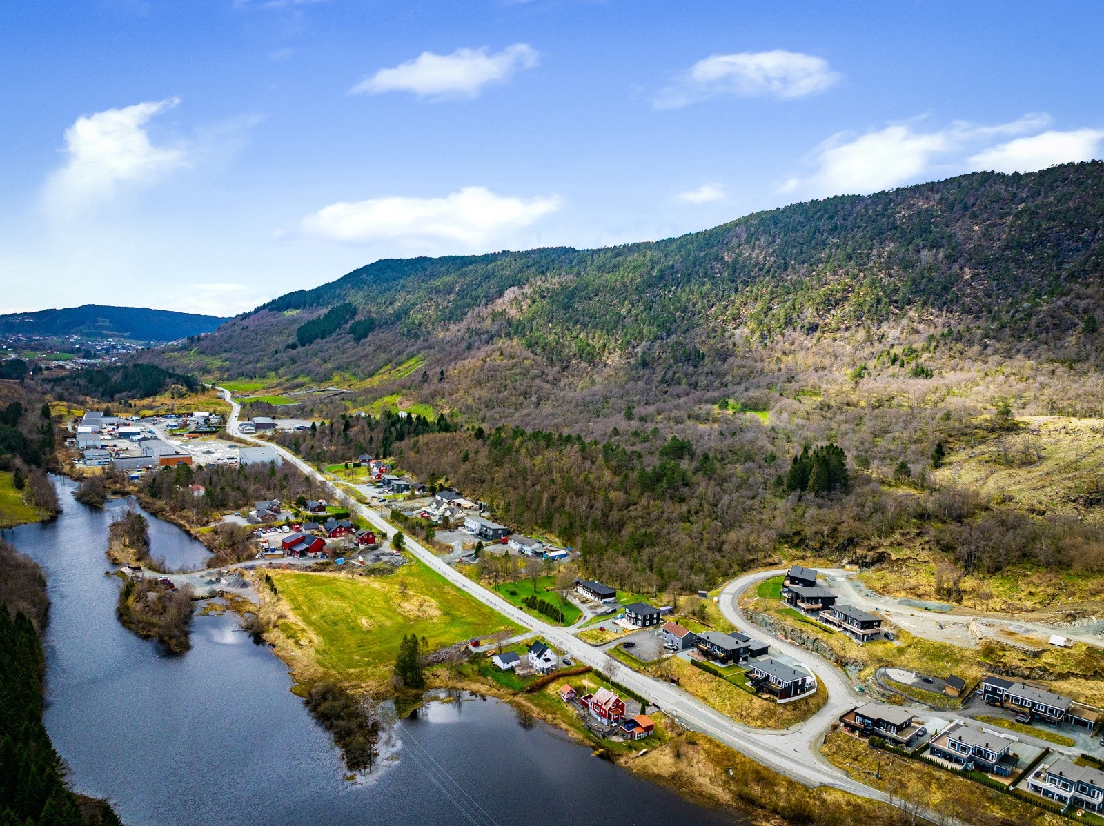 For dagligvarehandel er det ca. 4,5 km til både Kiwi Haugsneset og Coop Extra Irisgården. Galleribilde