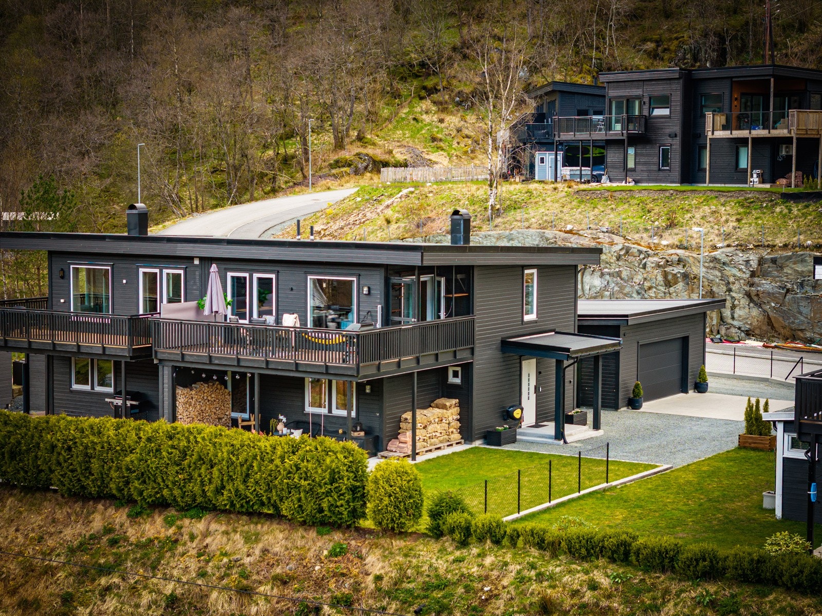 Det tar rundt 22 minutter i bil til Lagunen storsenter og ca. 35 minutter å kjøre til Bergen. Galleribilde