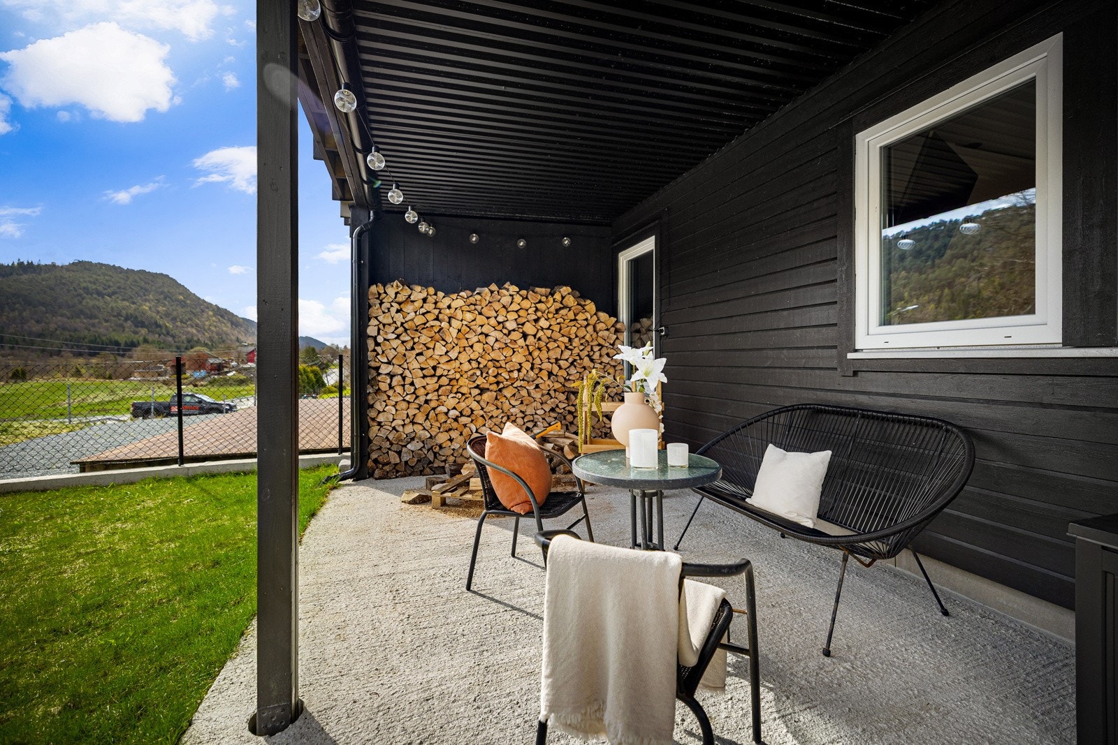 Fint å sitte her mens barna leker på plenen. Galleribilde